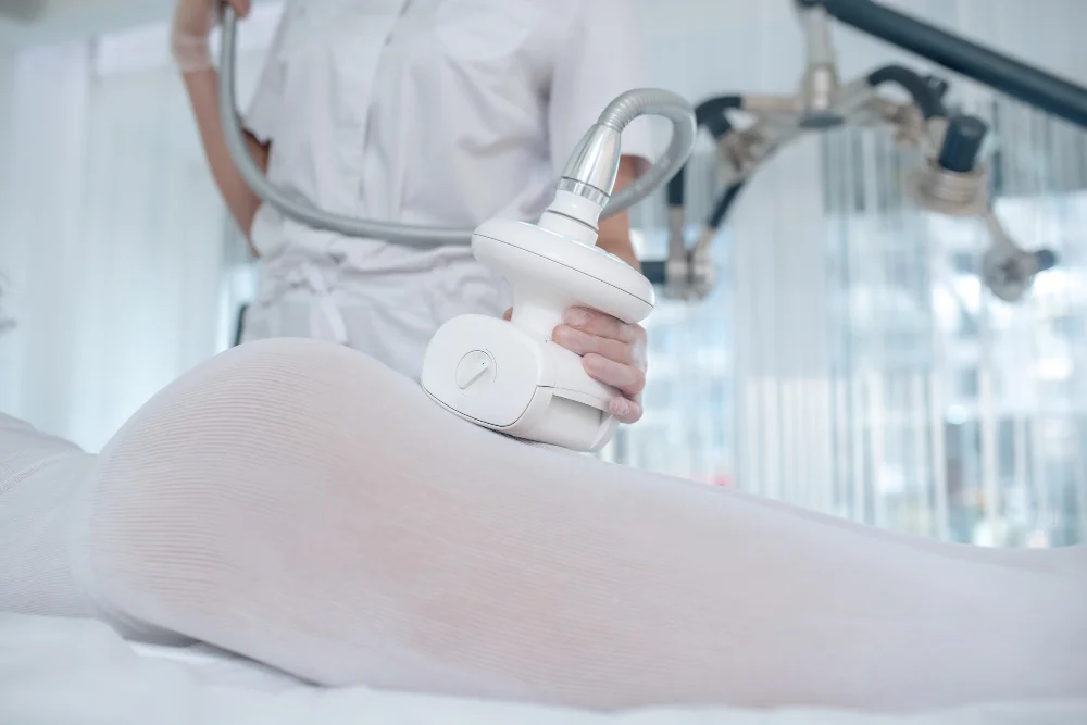 Kobieta na zabiegu endermologii